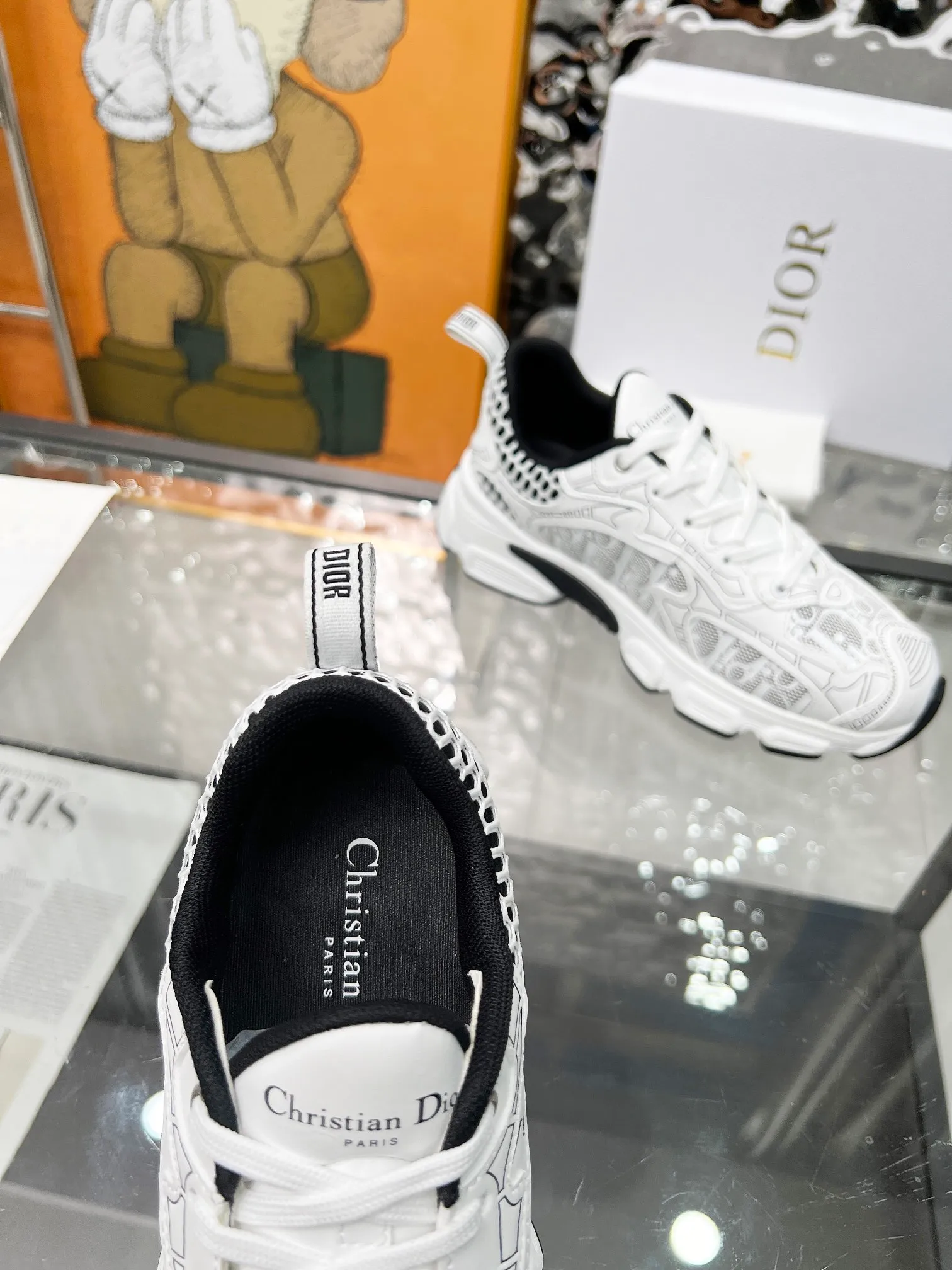 P560🐮🐮The official website of Dijia's new colors has been updated simultaneously [Celebration] This Dior Vibe sneaker incorporates Dior's high-end spirit and reinterprets classic running shoes. White mesh fabric features an Oblique print and is paired with laminated leather-effect panels in gold and silver tones for a contrasting look. It is further embellished with classic details such as 3D effect details, the lucky star symbol on the rear, and the logo on the tongue and rear pull tab. The lightweight sole is embellished with gray stars, complementing a variety of casual or elegant pieces for a modern look. Size: Women’s size 35-41 (35/42 can be customized) Men’s size 40-46 (39/46 can be customized)